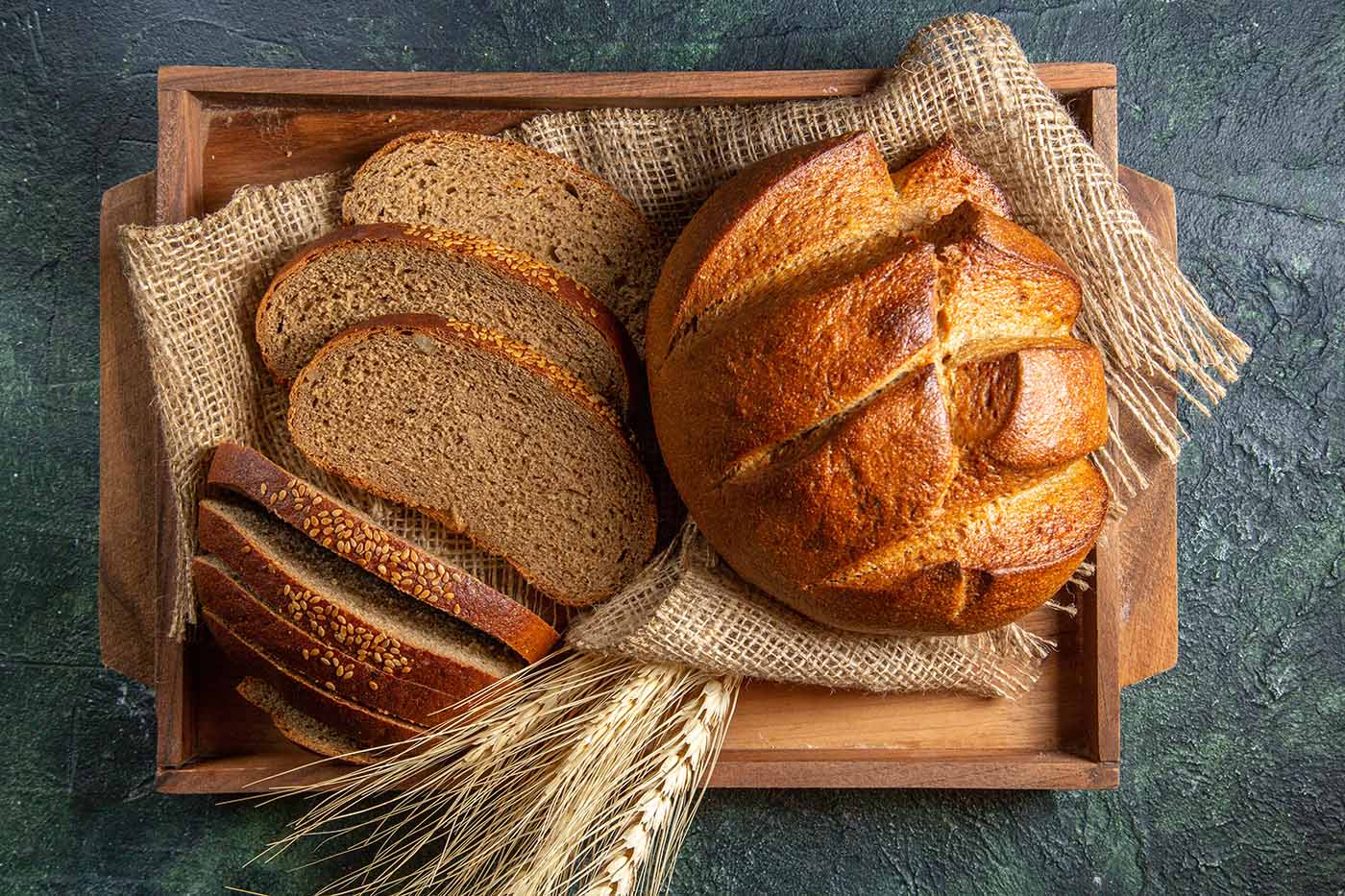 Хліб для всієї родини на дерев’яному столі