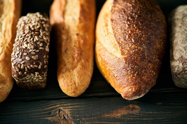 Вітрина пекарні з готовим меню випічки