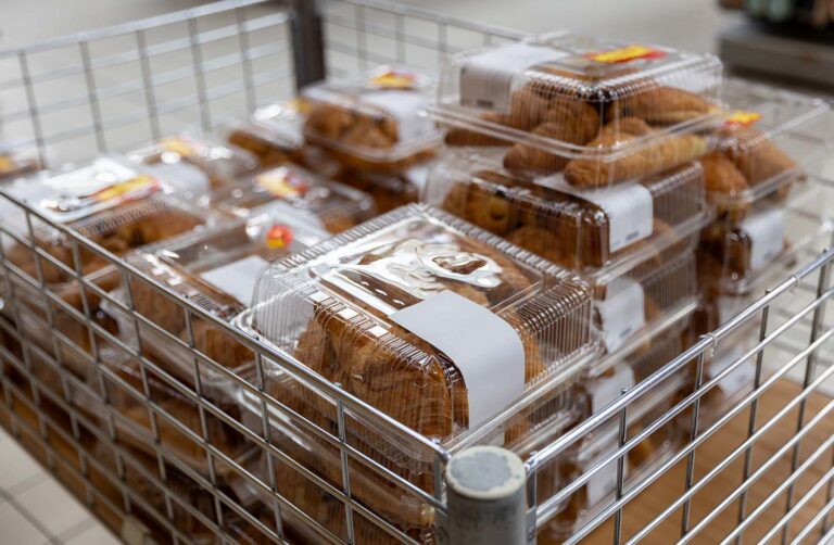 Сучасна пекарня БОХЛІБ з відкритими дверима