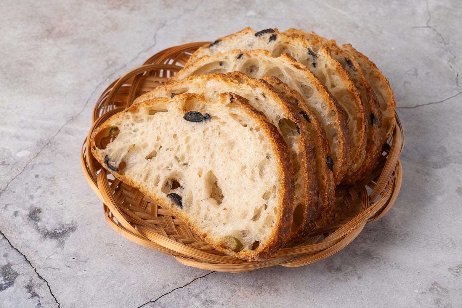 Підприємець-власник пекарні БоХліб аналізує успішні показники бізнесу через смартфон у 2026 році.