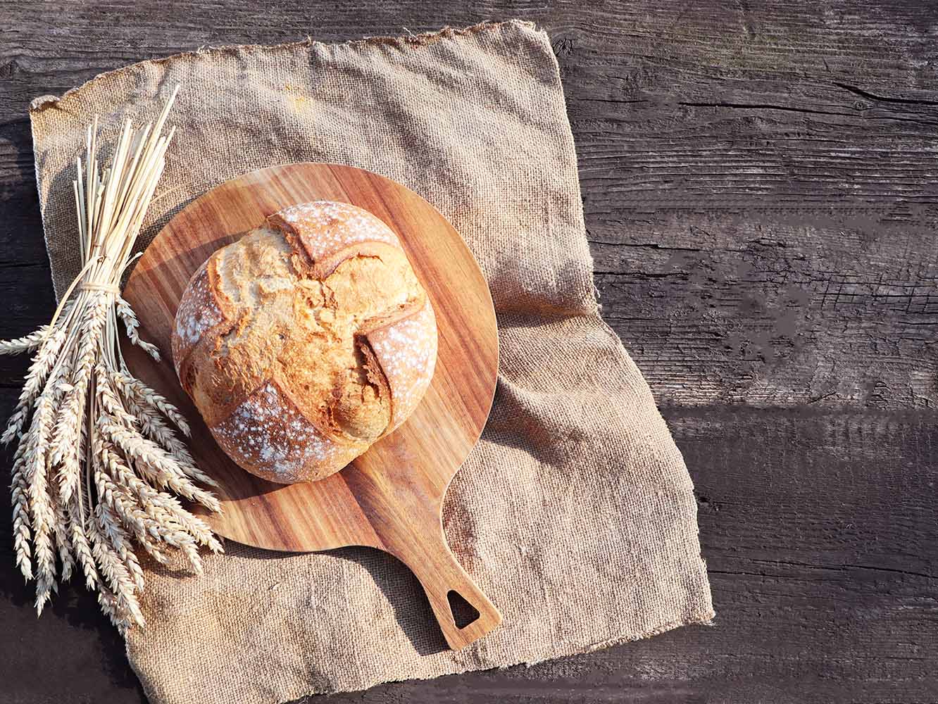 Партнери обговорюють деталі моделі співпраці за франшизою БоХліб у сучасному офісі в 2026 році.