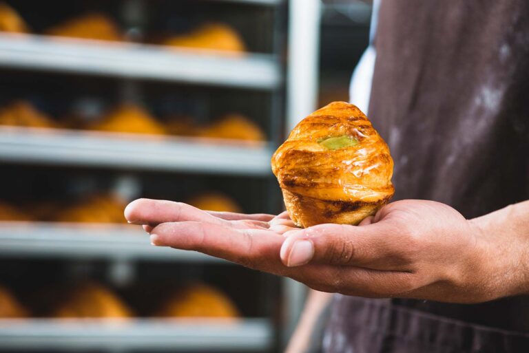 Пекарня БОХЛІБ біля жвавого тротуару