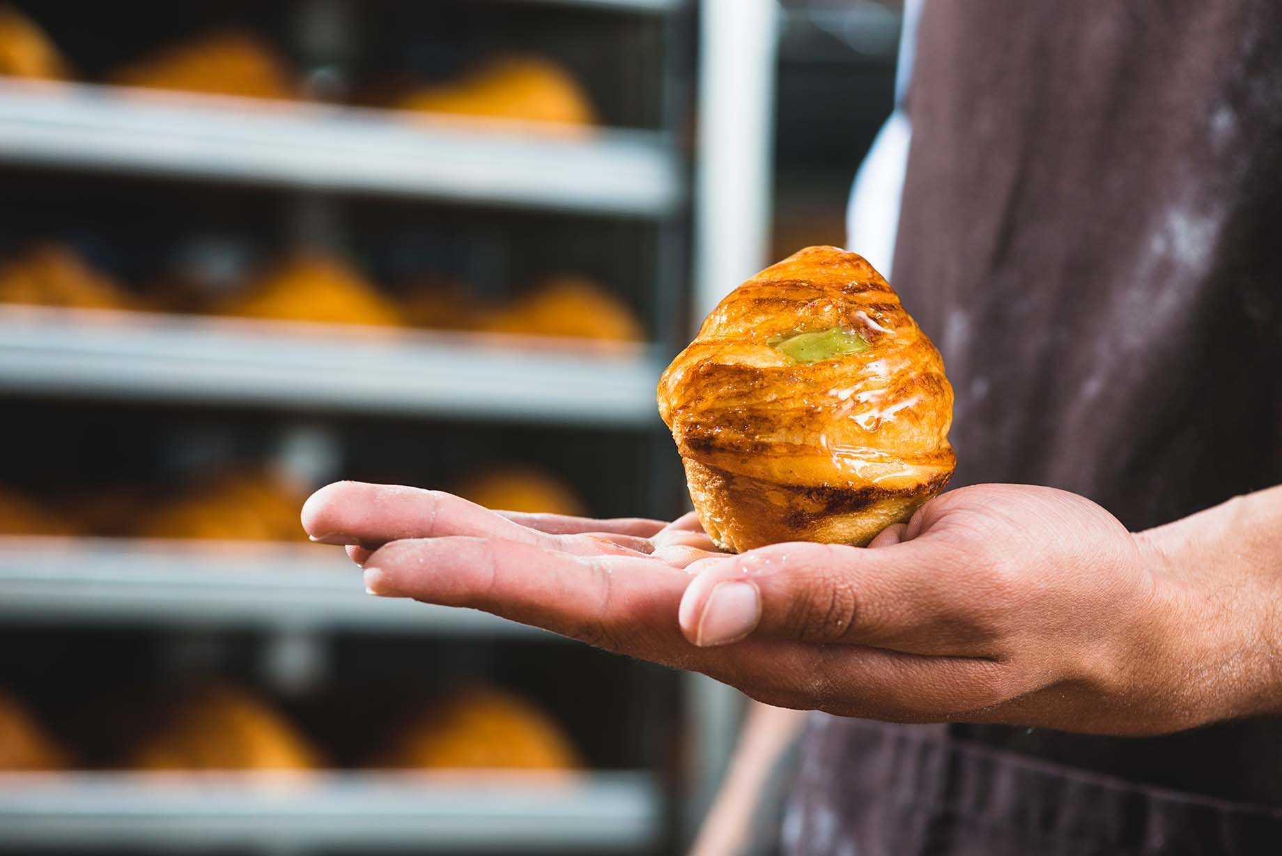 Пекарня БОХЛІБ біля жвавого тротуару