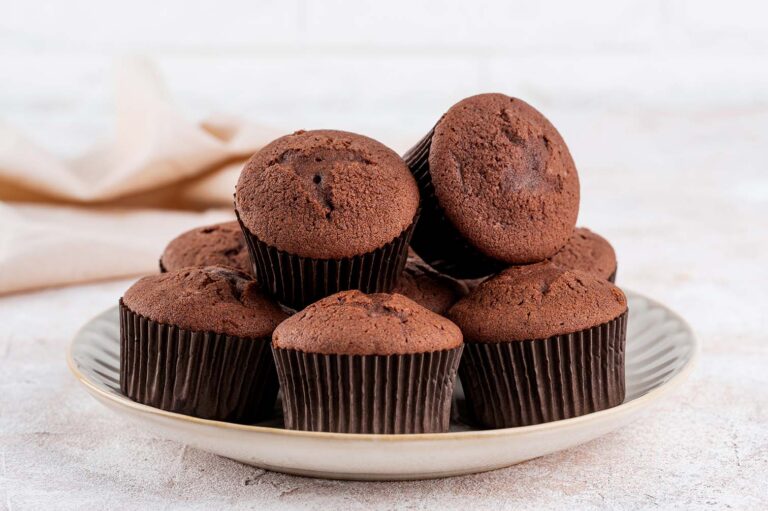 Фінансовий звіт успішної інвестиції у франшизу БоХліб на екрані планшета на фоні сучасної пекарні у 2026 році.