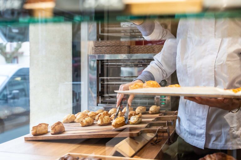 Команда підтримки БоХліб проводить консультацію для нового партнера-франчайзі щодо розвитку мережі пекарень у 2026 році.