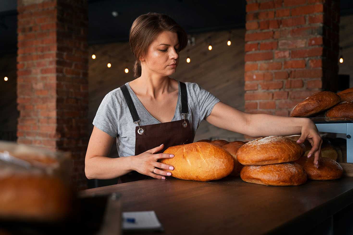 Підприємець аналізує звіт про реальний прибуток пекарні БоХліб у 2026 році за допомогою сучасної системи управління на ноутбуці.